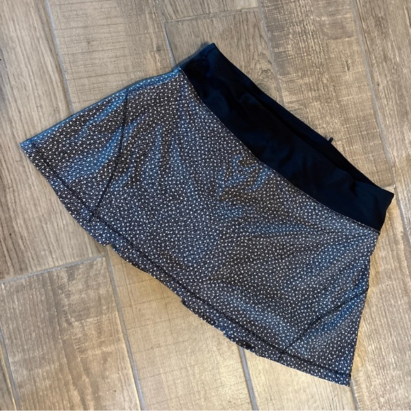 Lululemon Circuit Breaker Skirt Skort Splatter White Black Women's Size 6 - Picture 1 of 5